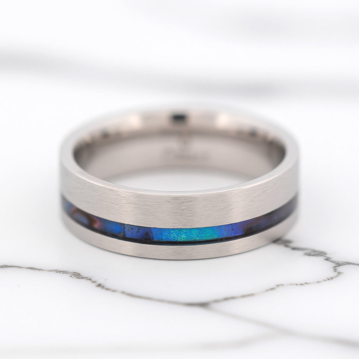 Anillo de bodas de cobalto con acabado satinado e incrustaciones de abulón asimétricas