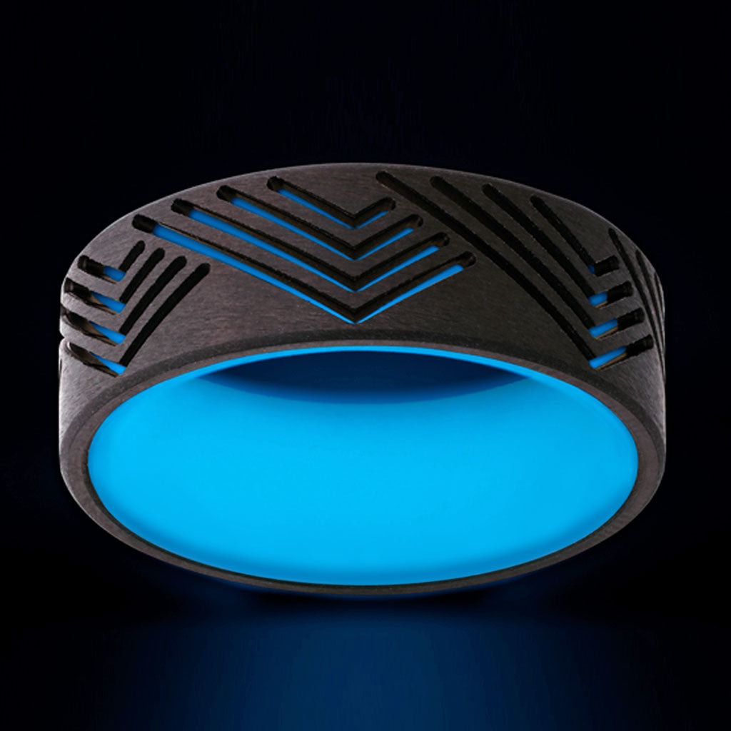 Alliance pour homme en zirconium bleu phosphorescent avec découpes géométriques de montagne