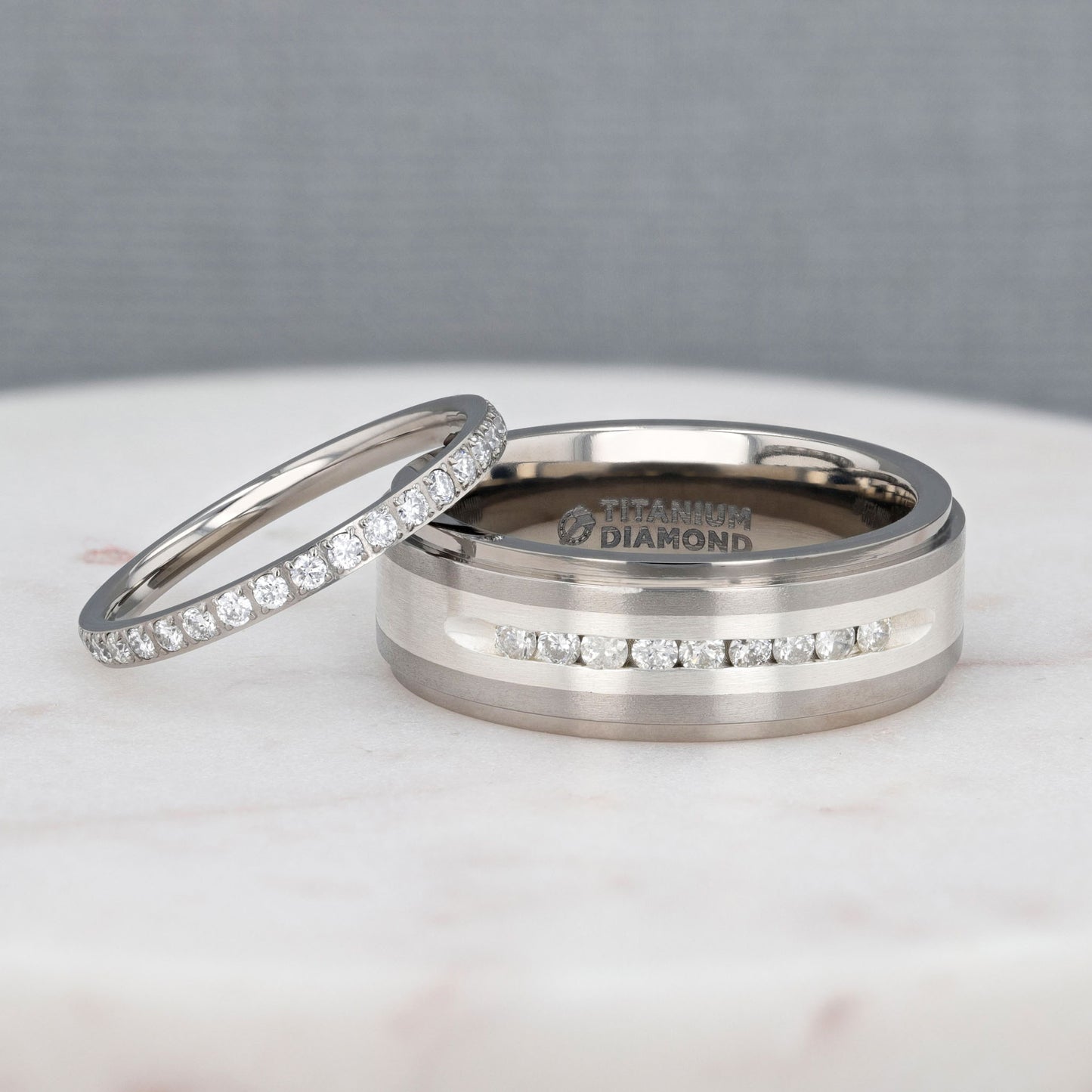 Ensemble d'alliances assorties pour couple en diamant et titane