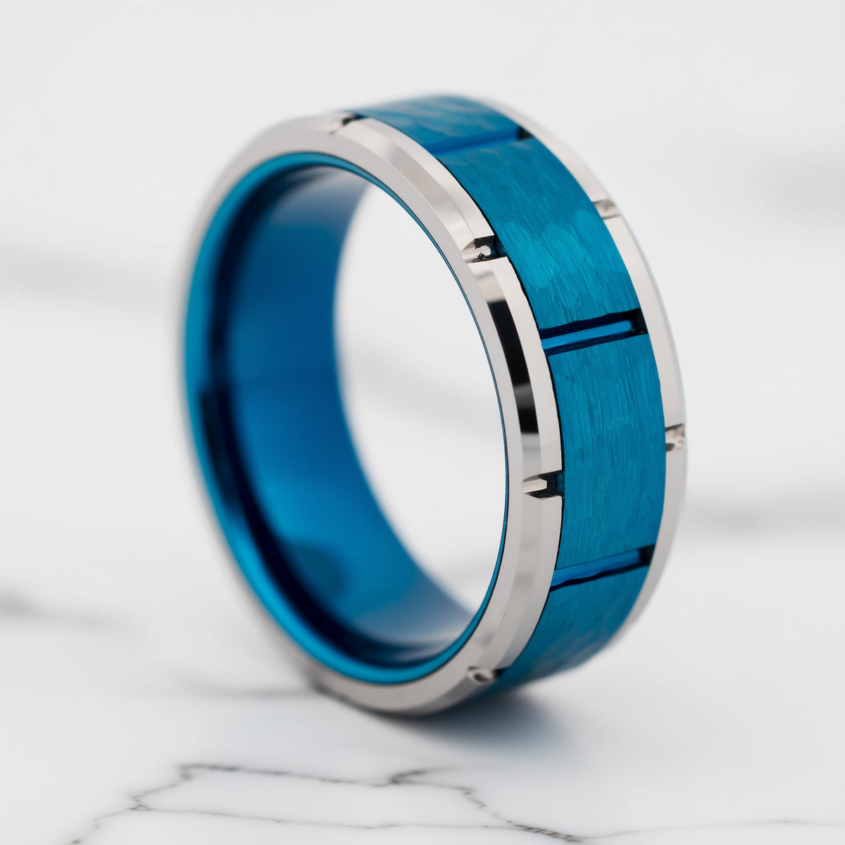 Alianza de boda para hombre de tungsteno azul martillado acanalado
