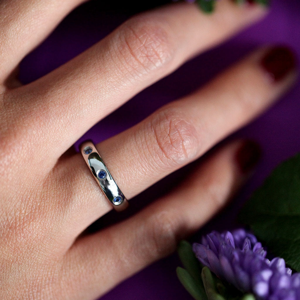 Alliance pour femme en tungstène avec 3 saphirs bleus