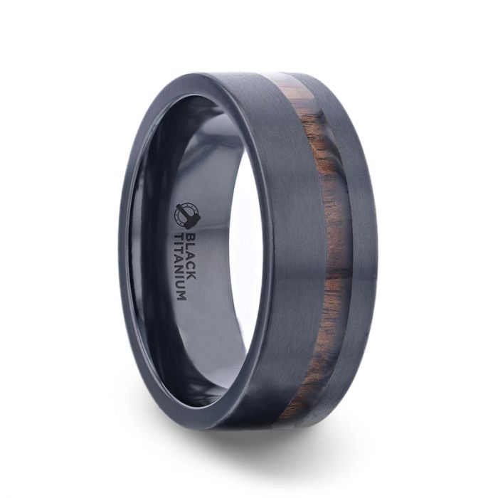 Bague pour homme en titane noir avec bois de koa décalé