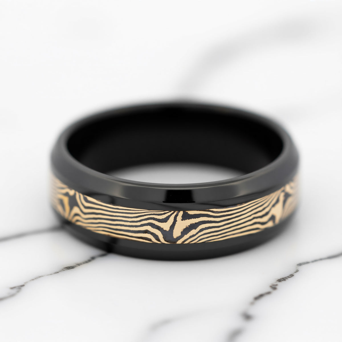 Alianza de boda de oro amarillo de 14 k con incrustaciones de circonio Shakudo Mokume Gane y bordes biselados