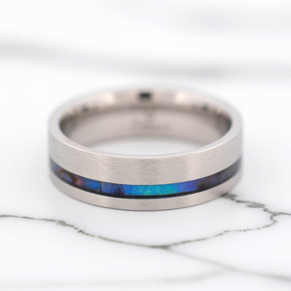Anillo de bodas de cobalto con acabado satinado e incrustaciones de abulón asimétricas