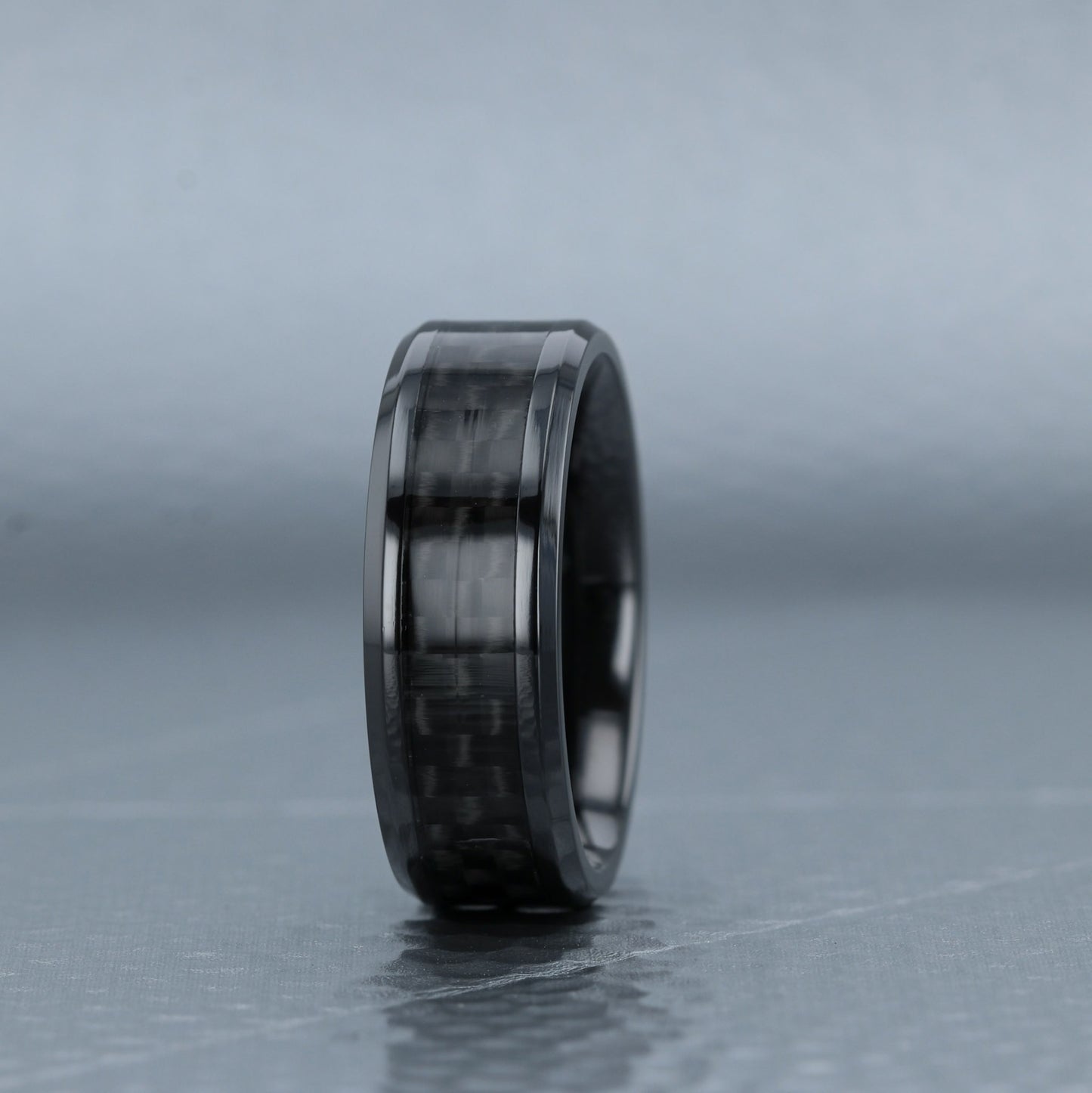 Alliance pour homme en titane noir avec incrustation en fibre de carbone noire