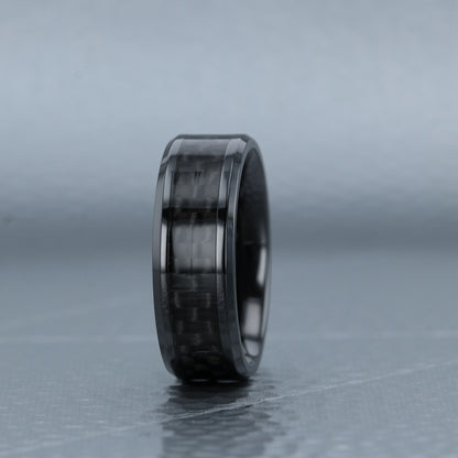 Alliance pour homme en titane noir avec incrustation en fibre de carbone noire