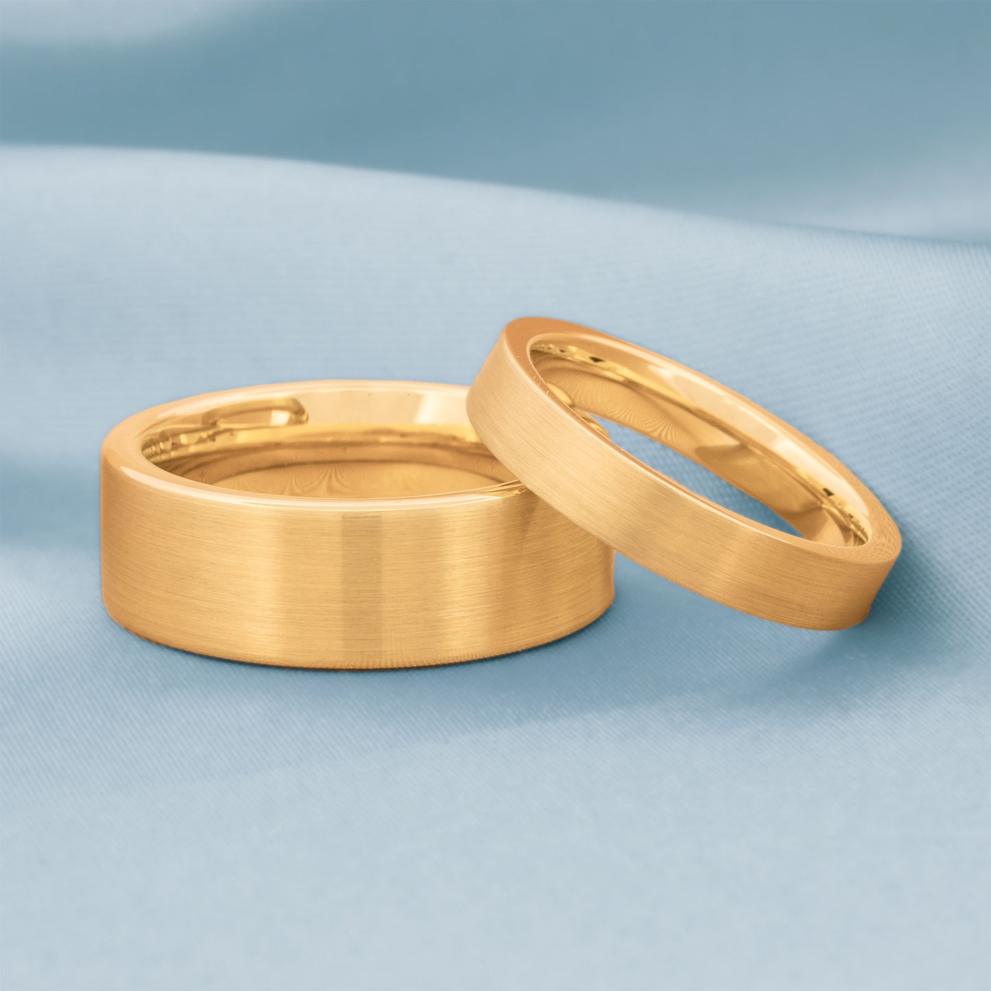 Alianza de boda para hombre de tungsteno en oro cepillado