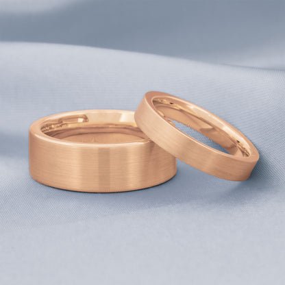Alianza de boda para mujer con tungsteno y oro rosa cepillado