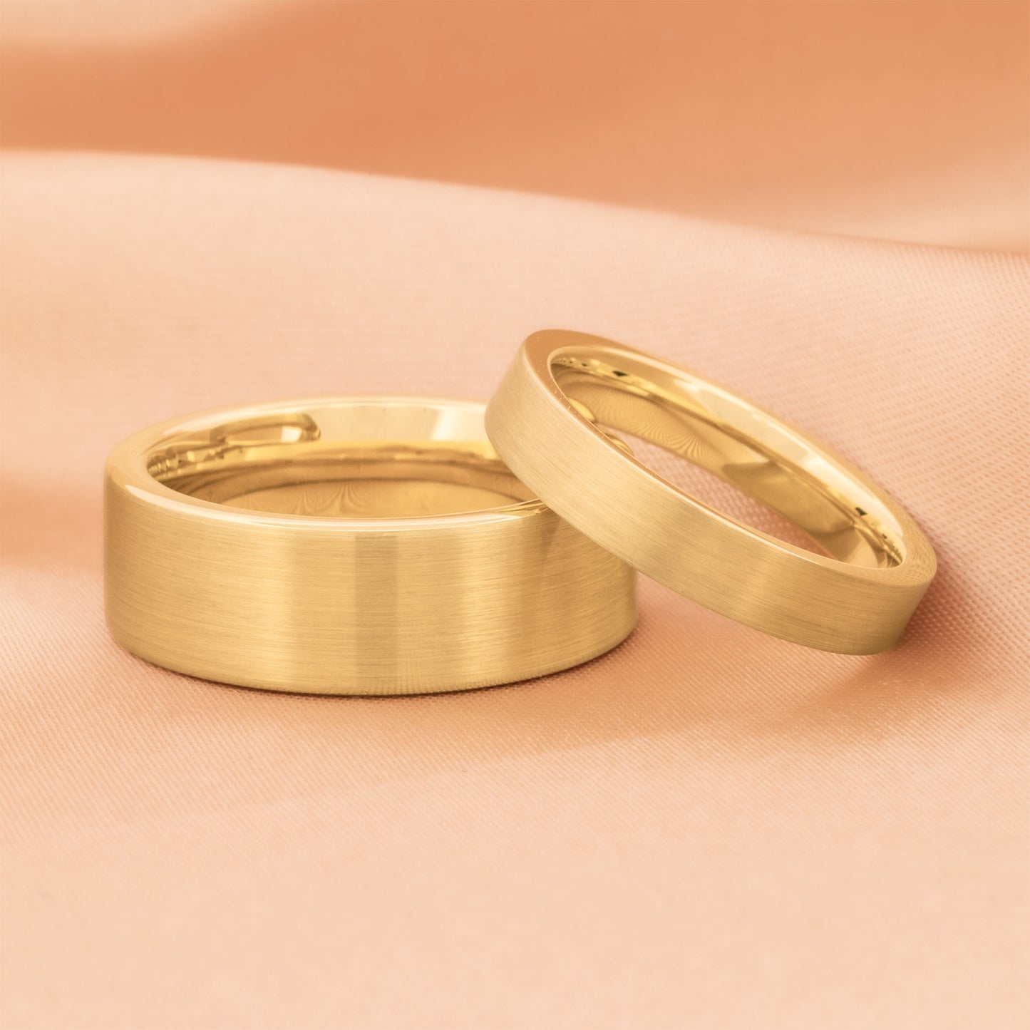 Juego de alianzas de boda a juego para pareja en oro amarillo cepillado con tungsteno