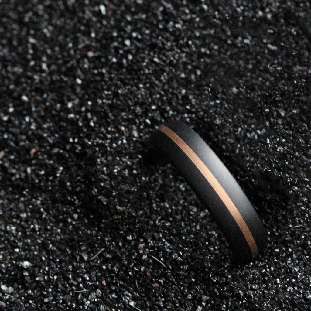 Alliance en or rose 14 carats avec incrustation en satin bombé et diamants noirs