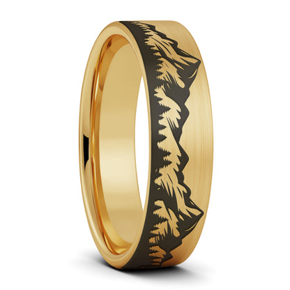 Alianza de boda de tungsteno para mujer con diseño de bosque y cordillera en oro cepillado