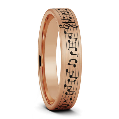 Anillo de tungsteno dorado cepillado con notas musicales y canción personalizada para hombre