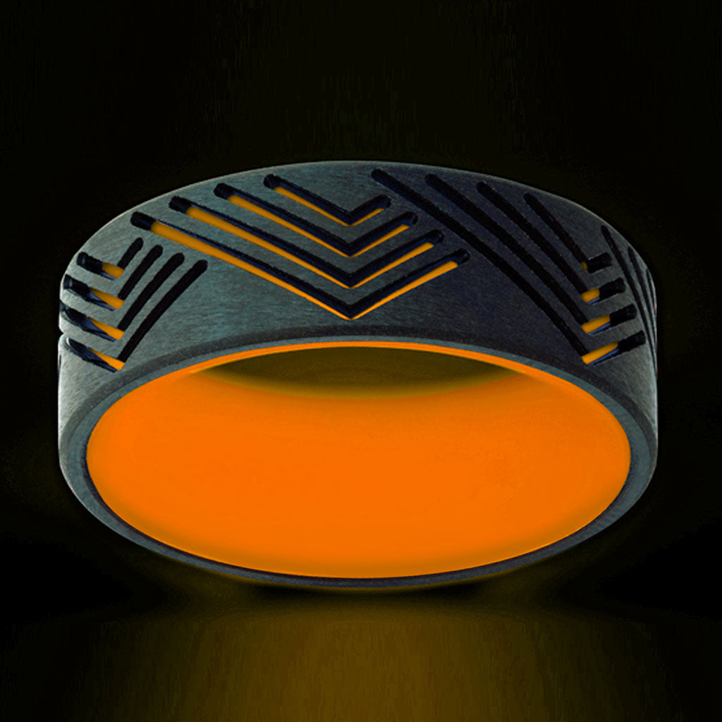 Alliance orange phosphorescente en zirconium pour homme avec découpes géométriques de montagne