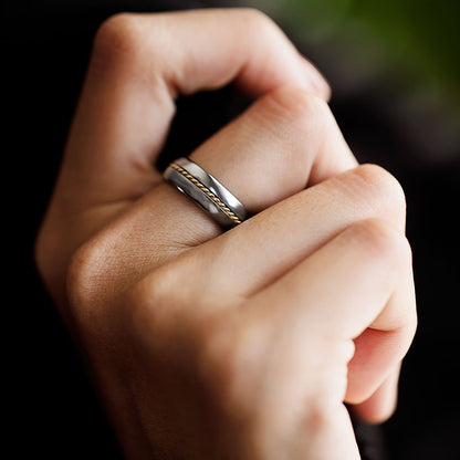 Alliance en tungstène pour homme avec incrustation tressée en or 14 carats