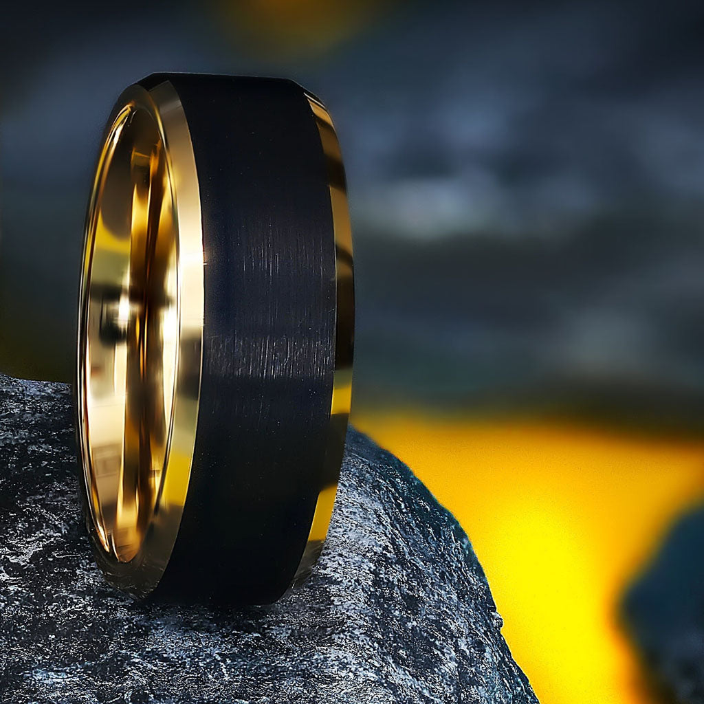 Anillo de hombre de titanio negro chapado en oro Joyeros Vansweden